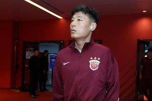 能否迎来赛季首秀？武磊赛前随海港抵达主场，今晚他将替补待命